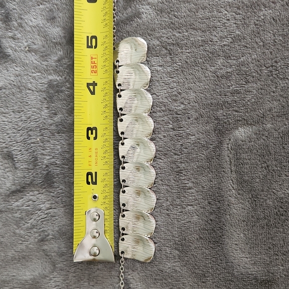 A Silver Tone Reversible Necklace with  Polished & Striated Sides 16 inches. - Picture 11 of 11